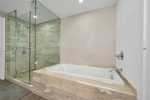 Condo in Miami, Florida, 2 bedrooms № 2067934 - photo 14