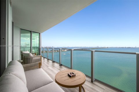 Condo in Miami, Florida, 2 bedrooms № 2067934 - photo 2
