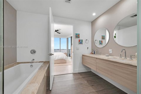 Condo in Miami, Florida, 2 bedrooms № 2067934 - photo 15
