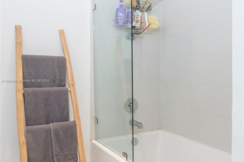 Condo in Hallandale Beach, Florida, 2 bedrooms  № 1984811 - photo 16