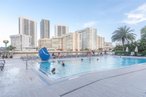 Condo in Hallandale Beach, Florida, 2 bedrooms  № 1984811 - photo 20