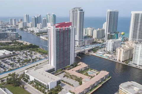 Condo in Hallandale Beach, Florida, 2 bedrooms  № 1984811 - photo 22