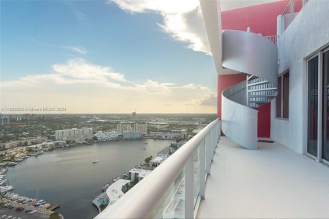 Condo in Hallandale Beach, Florida, 2 bedrooms  № 1984811 - photo 1