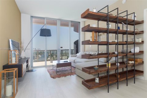 Condo in Hallandale Beach, Florida, 2 bedrooms  № 1984811 - photo 4