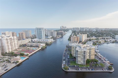 Condo in Hallandale Beach, Florida, 2 bedrooms  № 1984811 - photo 2