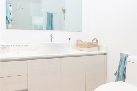 Condo in Hallandale Beach, Florida, 2 bedrooms  № 1984811 - photo 18