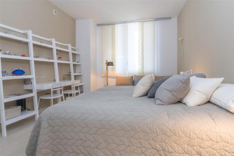 Condo in Hallandale Beach, Florida, 2 bedrooms  № 1984811 - photo 17