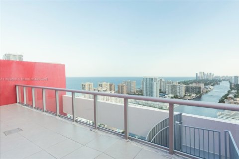 Condo in Hallandale Beach, Florida, 2 bedrooms  № 1984811 - photo 5
