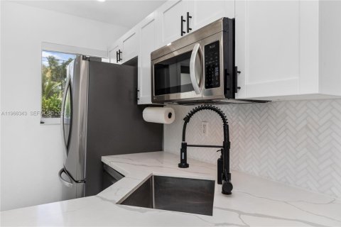 Casa en alquiler en Miami, Florida, 3 dormitorios, 94.95 m2 № 2030513 - foto 14