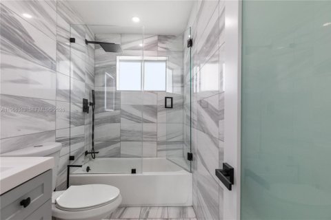 Casa en alquiler en Miami, Florida, 3 dormitorios, 94.95 m2 № 2030513 - foto 25