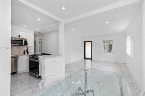 Casa en alquiler en Miami, Florida, 3 dormitorios, 94.95 m2 № 2030513 - foto 16