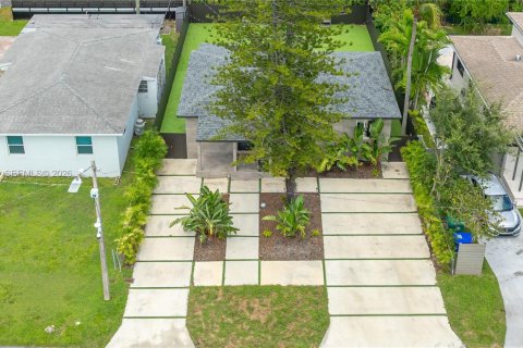 Casa en alquiler en Miami, Florida, 3 dormitorios, 94.95 m2 № 2030513 - foto 2