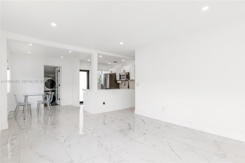 Casa en alquiler en Miami, Florida, 3 dormitorios, 94.95 m2 № 2030513 - foto 8