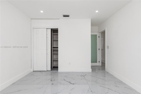 Casa en alquiler en Miami, Florida, 3 dormitorios, 94.95 m2 № 2030513 - foto 21