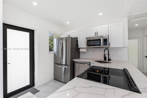 Casa en alquiler en Miami, Florida, 3 dormitorios, 94.95 m2 № 2030513 - foto 11