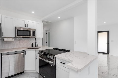 Casa en alquiler en Miami, Florida, 3 dormitorios, 94.95 m2 № 2030513 - foto 13