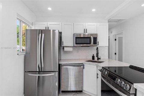 Casa en alquiler en Miami, Florida, 3 dormitorios, 94.95 m2 № 2030513 - foto 12