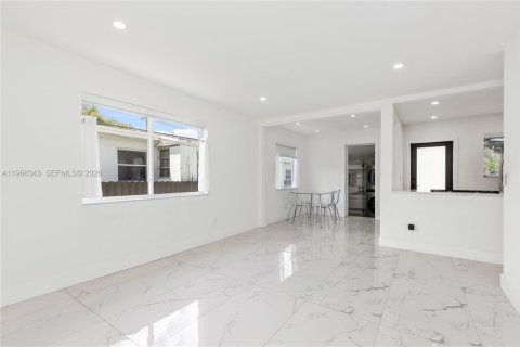 Casa en alquiler en Miami, Florida, 3 dormitorios, 94.95 m2 № 2030513 - foto 4