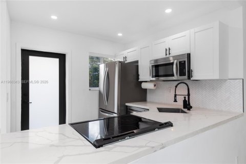 Casa en alquiler en Miami, Florida, 3 dormitorios, 94.95 m2 № 2030513 - foto 10