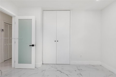 Casa en alquiler en Miami, Florida, 3 dormitorios, 94.95 m2 № 2030513 - foto 28