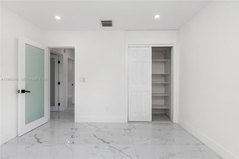 Casa en alquiler en Miami, Florida, 3 dormitorios, 94.95 m2 № 2030513 - foto 18