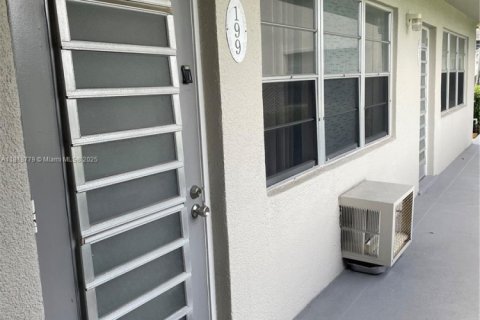 Condo in Deerfield Beach, Florida, 1 bedroom № 1958314 - photo 1