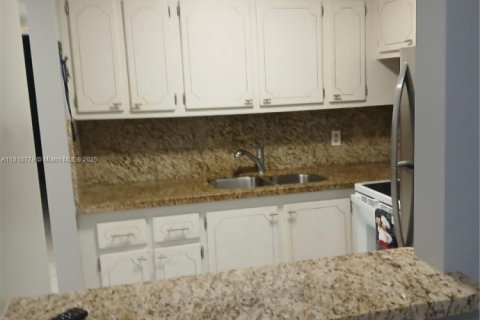 Condo in Deerfield Beach, Florida, 1 bedroom № 1958314 - photo 5