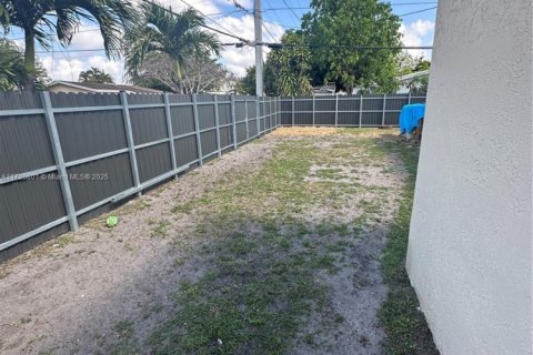 House in Miramar, Florida 2 bedrooms, 79.34 sq.m. № 1711138 - photo 14