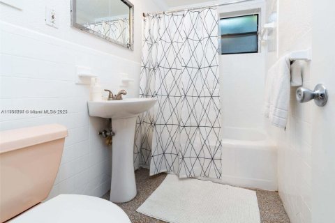 House in Hollywood, Florida 2 bedrooms, 119.57 sq.m. № 1460852 - photo 18