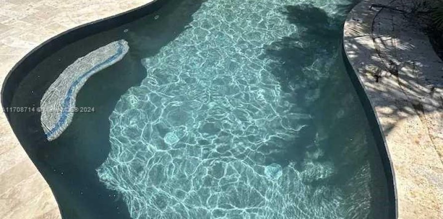 House in Hollywood, Florida 2 bedrooms, 119.57 sq.m. № 1460852