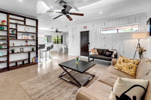 House in Hollywood, Florida 2 bedrooms, 119.57 sq.m. № 1460852 - photo 11
