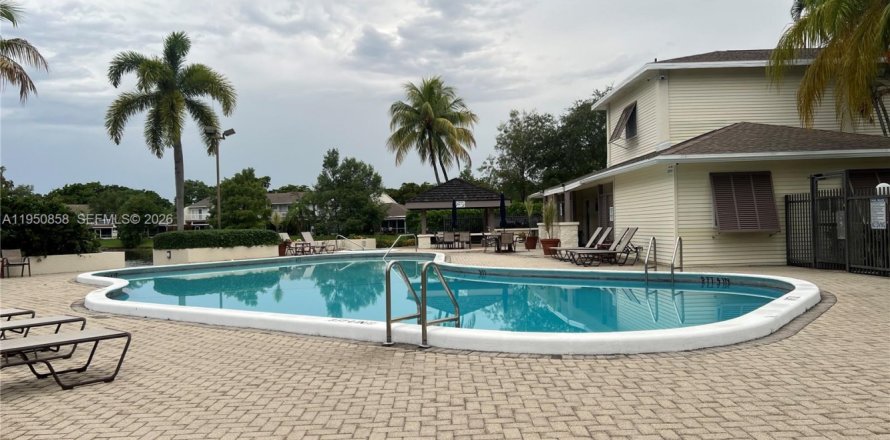 Adosado en Margate, Florida 2 dormitorios, 126.25 m2 № 2153108