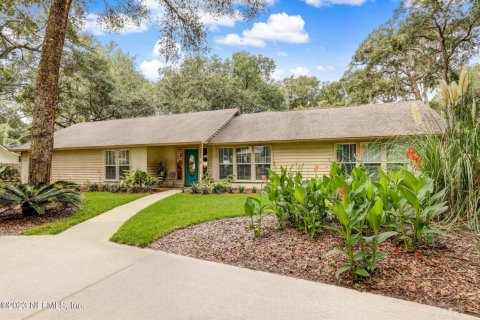 House in Fernandina Beach, Florida 4 bedrooms, 227.42 sq.m. № 772314 - photo 1