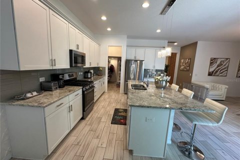 House in Davenport, Florida 5 bedrooms, 296.08 sq.m. № 2104187 - photo 8