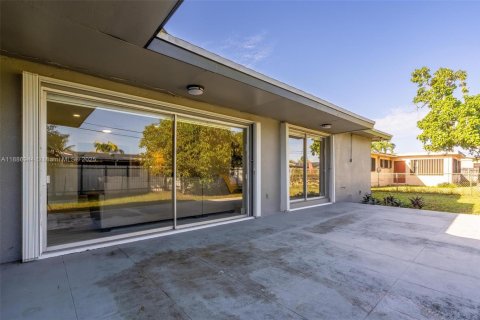 Casa en venta en Miami Gardens, Florida, 3 dormitorios, 127.93 m2 № 1943489 - foto 12