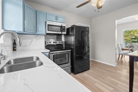 Casa en venta en Miami Gardens, Florida, 3 dormitorios, 127.93 m2 № 1943489 - foto 5