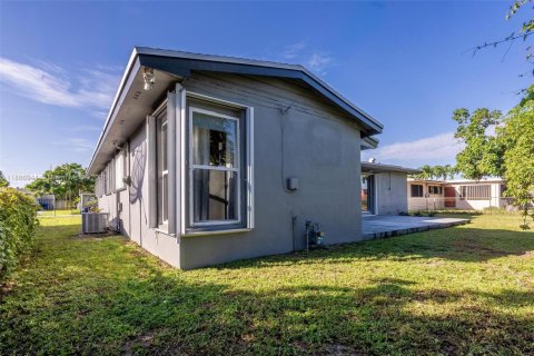 Casa en venta en Miami Gardens, Florida, 3 dormitorios, 127.93 m2 № 1943489 - foto 13