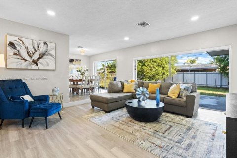 Casa en venta en Miami Gardens, Florida, 3 dormitorios, 127.93 m2 № 1943489 - foto 1