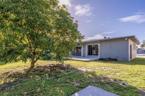 Casa en venta en Miami Gardens, Florida, 3 dormitorios, 127.93 m2 № 1943489 - foto 11