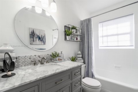 Casa en venta en Miami Gardens, Florida, 3 dormitorios, 127.93 m2 № 1943489 - foto 7