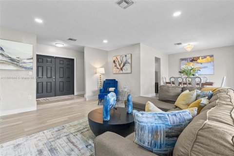 Casa en venta en Miami Gardens, Florida, 3 dormitorios, 127.93 m2 № 1943489 - foto 3
