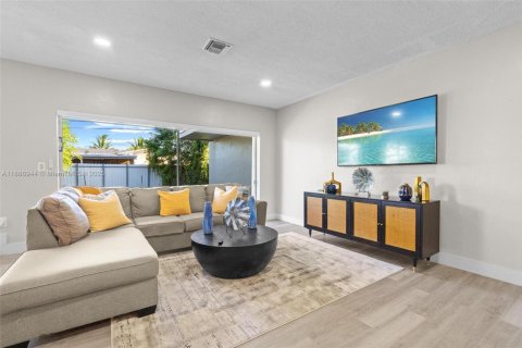 Casa en venta en Miami Gardens, Florida, 3 dormitorios, 127.93 m2 № 1943489 - foto 2