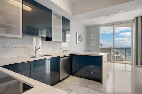 Condo in Miami Beach, Florida, 2 bedrooms  № 1726499 - photo 8