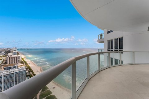 Condo in Miami Beach, Florida, 2 bedrooms  № 1726499 - photo 1