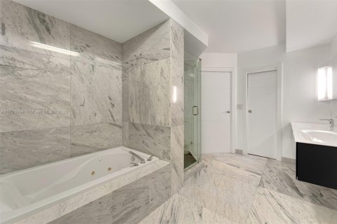 Condo in Miami Beach, Florida, 2 bedrooms  № 1726499 - photo 13