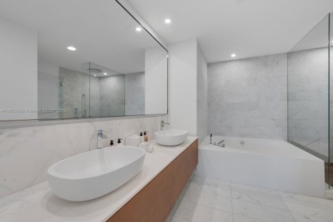 Condominio en venta en Bal Harbour, Florida, 2 dormitorios, 162.76 m2 № 2034184 - foto 15