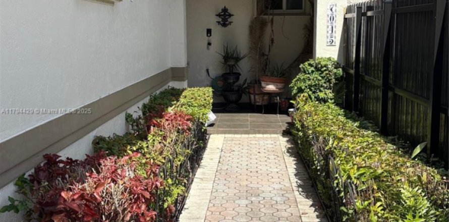 Casa en Miami, Florida 3 dormitorios, 145.76 m2 № 1712770