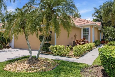 House in North Port, Florida 2 bedrooms, 128.67 sq.m. № 2219242 - photo 3
