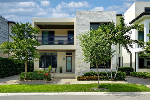 Casa en venta en Doral, Florida, 4 dormitorios, 371.24 m2 № 1981978 - foto 2
