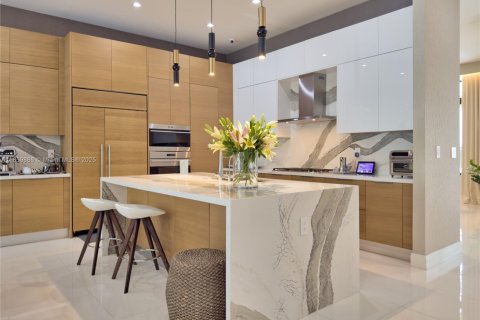 Casa en venta en Doral, Florida, 4 dormitorios, 371.24 m2 № 1981978 - foto 7